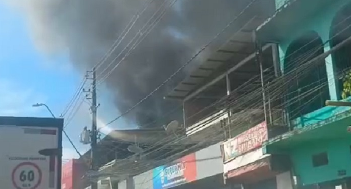 Vídeo: Incêndio destrói fábrica de reciclagem na Zona Oeste de Manaus e provoca congestionamento