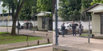 Vídeo: Det3nto f0ge pela janela durante videoconferência no Fórum de Itacoatiara