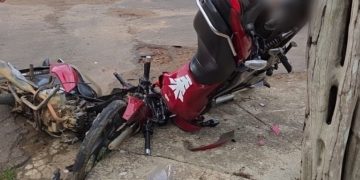 Motoqueiro embriagado acerta carro com pessoas que iam para a igreja e cinco ficam feridos no AM