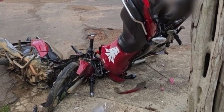 Motoqueiro embriagado acerta carro com pessoas que iam para a igreja e cinco ficam feridos no AM