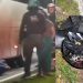 Vídeo: veja como ficou motoqueiro atr0pelado e pres0 embaixo do ônibus em Manaus