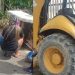 Vídeo: motoqueira bate em trator em Manaus, mas passa bem