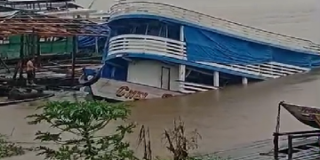 Vídeo: Durante f0rte chuva, embarcação afunda em Manacapuru