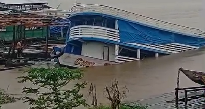 Vídeo: Durante f0rte chuva, embarcação afunda em Manacapuru