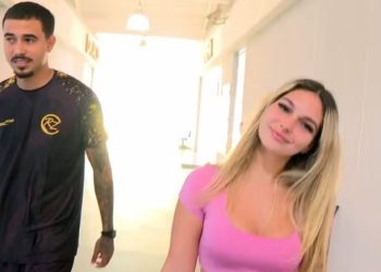 Vídeo: blindada presa com o “boy magia” pergunta na delegacia: ‘tô bonita?’