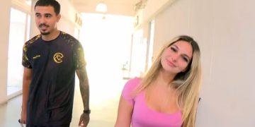 Vídeo: blindada presa com o “boy magia” pergunta na delegacia: ‘tô bonita?’