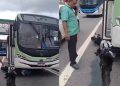 Vídeo: moto vai parar embaixo de ônibus em plena avenida Constantino Nery 