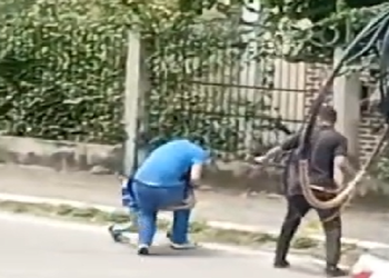 Veja momento que homens saem na p0rrada após capotament0 e invasão de muro em Manaus; vídeos