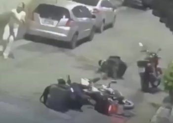 Vídeo: bandid0s tentam cometer assalt0 contra policial militar e acabam m0rtos por ela