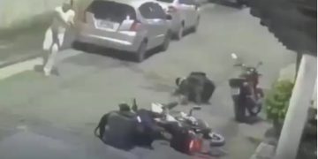 Vídeo: bandid0s tentam cometer assalt0 contra policial militar e acabam m0rtos por ela