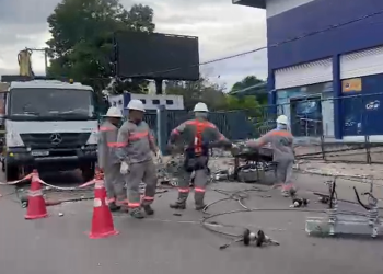Queda de poste após jovem pegar carro sem autorização interdita faixas da Max Teixeira e deixa bairro sem luz