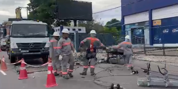 Queda de poste após jovem pegar carro sem autorização interdita faixas da Max Teixeira e deixa bairro sem luz