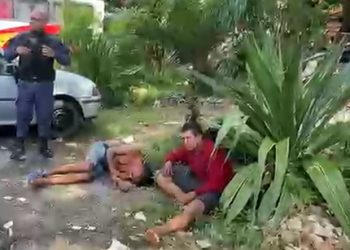 Vídeo: dupla é rendida e leva moída no couro após vários assalt0s em Manaus