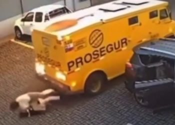 Vídeo: amigas são atr0peladas por carro-forte no estacionamento do shopping