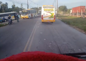 Vídeo: Trabalhador m0rr3 em colisã0 e vai parar debaixo de ônibus no Puraquequara