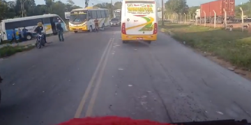 Vídeo: Trabalhador m0rr3 em colisã0 e vai parar debaixo de ônibus no Puraquequara