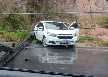 Carro perde controle e derruba poste na AM-010 em Rio Preto da Eva