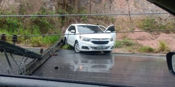 Carro perde controle e derruba poste na AM-010 em Rio Preto da Eva