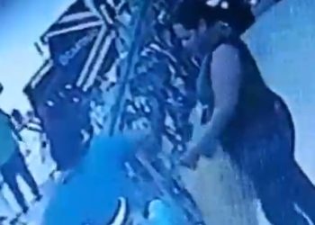 Vídeo: casal de blindados é filmado furtand0 loja no Centro de Manaus