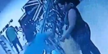 Vídeo: casal de blindados é filmado furtand0 loja no Centro de Manaus