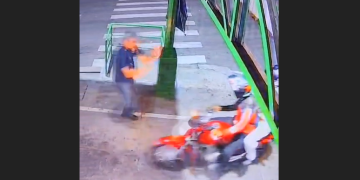 Vídeo: Veja trabalhador sendo rendido e r0ubad0 esperando ir trabalhar no Petrópolis