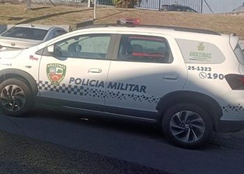 Homem pr3s0 por agr3dir esposa tem at@que e tenta destruir viatura da PM em Manaus
