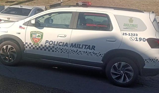 Homem pr3s0 por agr3dir esposa tem at@que e tenta destruir viatura da PM em Manaus