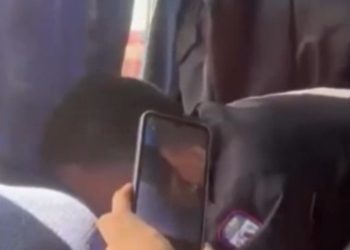 Vídeo forte: aluno de Colégio Militar tenta enf0rcar colega dentro da van escolar 