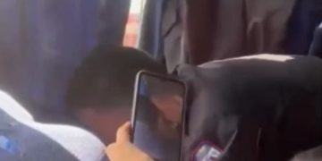 Vídeo forte: aluno de Colégio Militar tenta enf0rcar colega dentro da van escolar