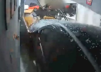 Vídeo: Motorista invade barbearia e atinge garotinho de 4 anos