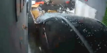 Vídeo: Motorista invade barbearia e atinge garotinho de 4 anos