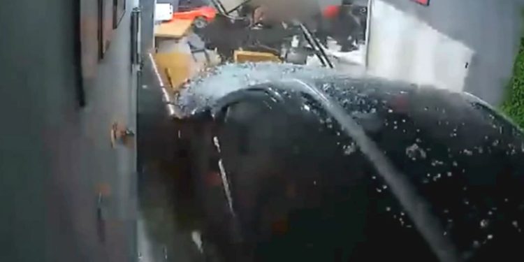 Vídeo: Motorista invade barbearia e atinge garotinho de 4 anos
