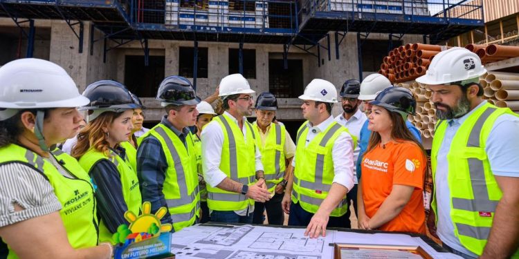 Em vistoria de obras do Residencial Compensa, governador interino Roberto Cidade destaca continuidade dos projetos habitacionais no Amazonas