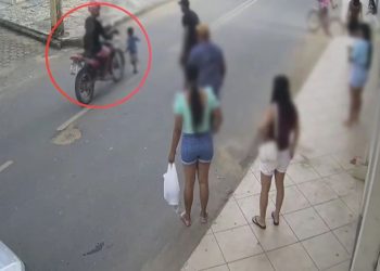 Vídeo: Motociclista sem habilitação e embriagado atropela menino de 3 anos