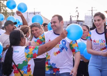 Presidente Roberto Cidade abre programação oficial do Abril Azul no Legislativo Estadual com iluminação especial