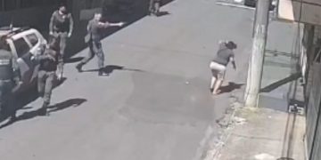 Vídeo: PM que já respondia por m0rt3 de travesti m4ta duas mulheres a tir0s