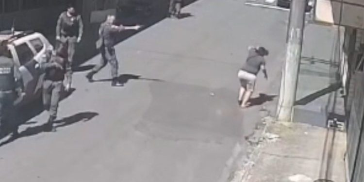 Vídeo: PM que já respondia por m0rt3 de travesti m4ta duas mulheres a tir0s