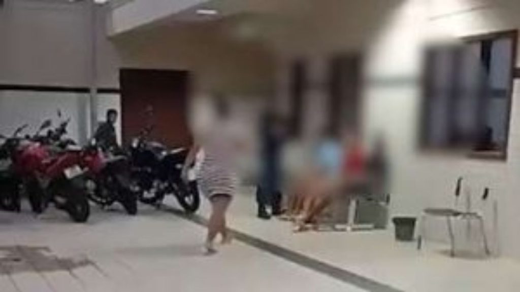 Mãe encontra o filho apreendido em delegacia e parte para agressão; veja