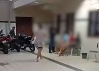 Mãe encontra o filho apreendido em delegacia e parte para agressão; veja