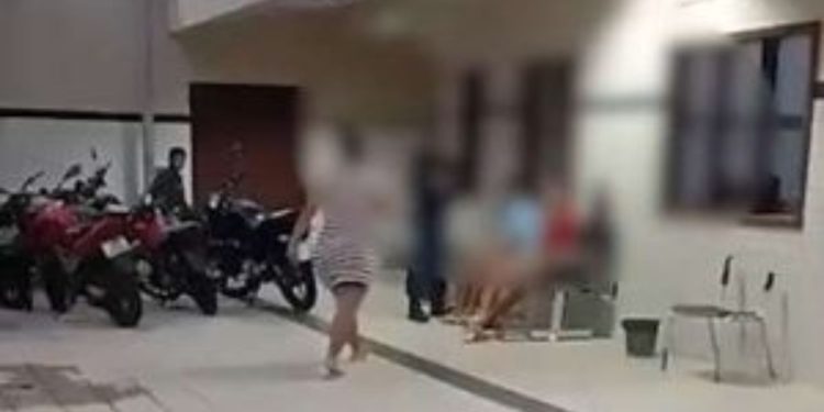 Mãe encontra o filho apreendido em delegacia e parte para agressão; veja