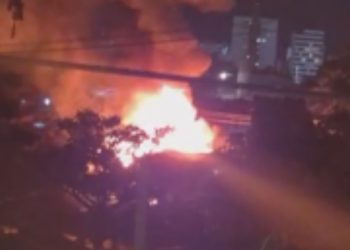 Vídeo: Fogo atinge casa e causa perda total de bens no bairro São Jorge