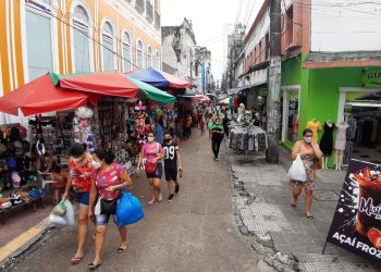 Horário do comércio fica diferenciado no Dia de Tiradentes; veja como fica