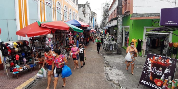 Horário do comércio fica diferenciado no Dia de Tiradentes; veja como fica