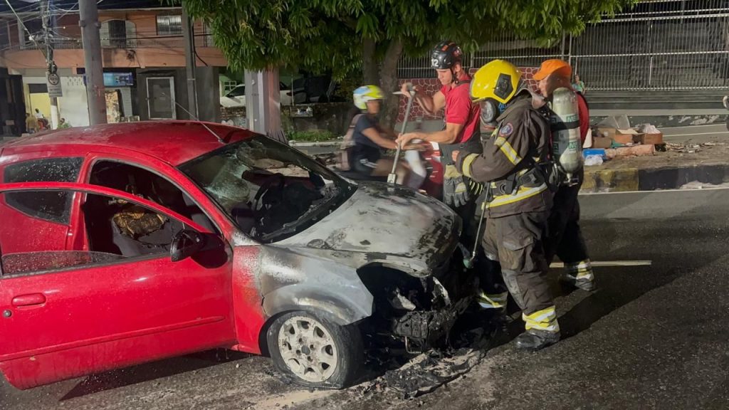 Vídeo: Ford Ka pega fogo com três pessoas dentro no bairro São Jorge