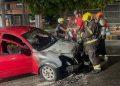 Vídeo: Ford Ka pega fogo com três pessoas dentro no bairro São Jorge