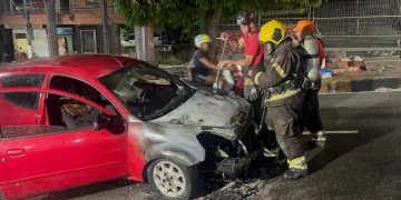 Vídeo: Ford Ka pega fogo com três pessoas dentro no bairro São Jorge