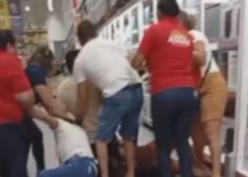 Vídeo: mulheres brigam por homem e trocam socos no meio de supermercado na Torquato