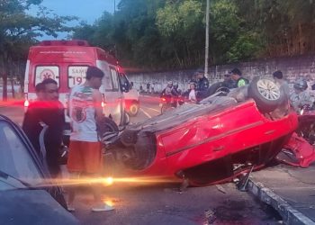 Motorista fica gravemente ferido após bater em Gol estacionado e capotar na Manaus 2000