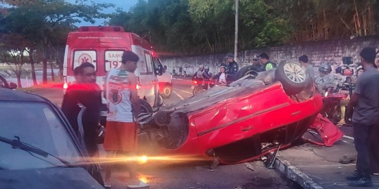 Motorista fica gravemente ferido após bater em Gol estacionado e capotar na Manaus 2000