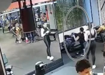 Vídeo: Jovem quebra os dois joelhos após peso despencar durante treino em academia